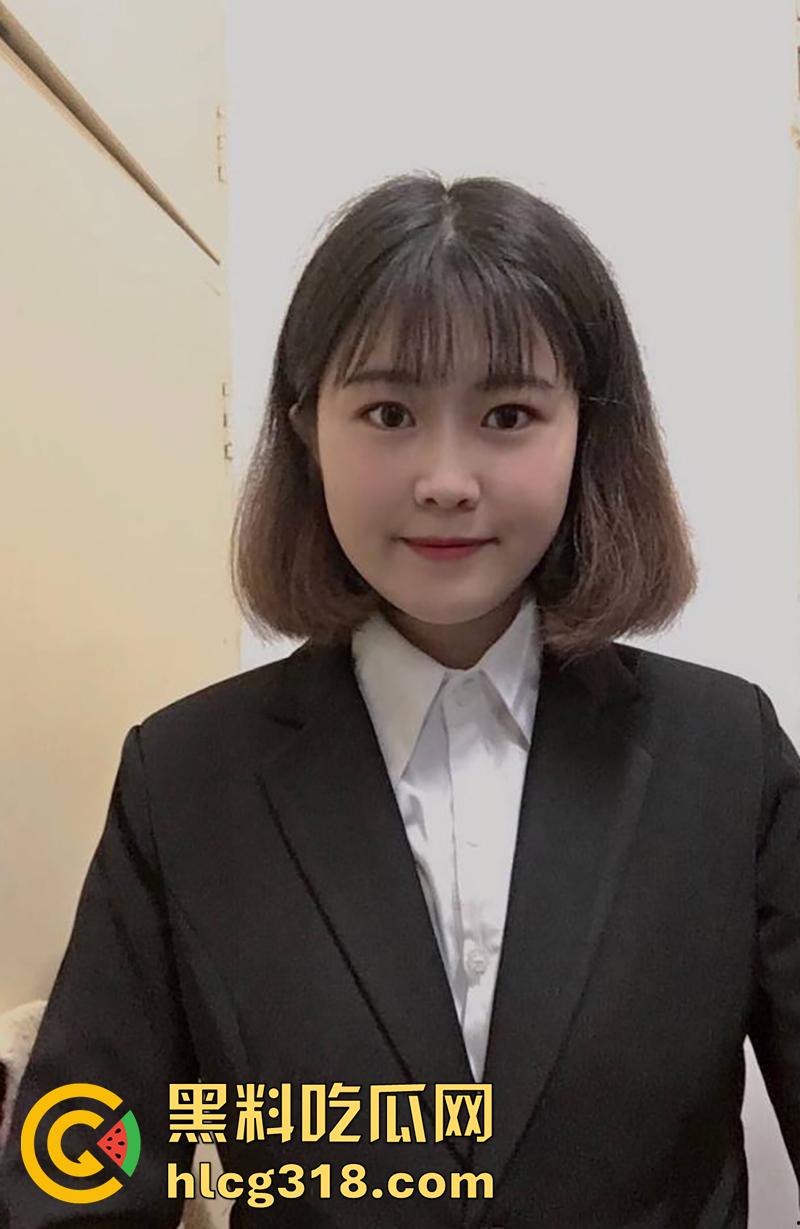 五斤巨奶会计文员【苏诗莹】，被老板调教成小母狗，经常在公园露出，据说出门从不穿内裤内衣！