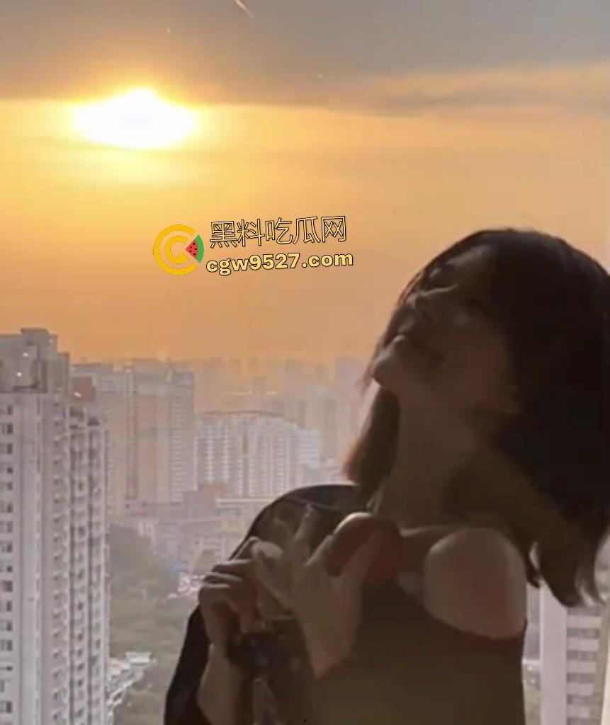 大明星【赵露思】直播扎头发,穿低胸装故意低头,走光露奶,露完后还装不小心,骚货是演不出来的!-2