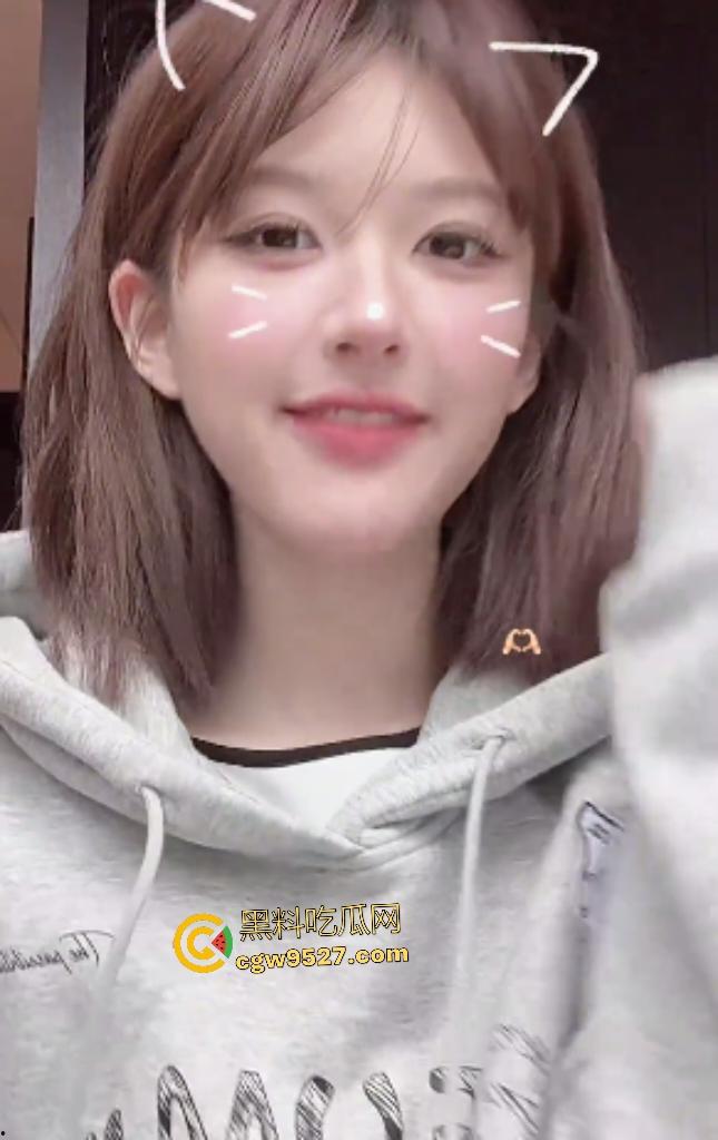 大明星【赵露思】直播扎头发,穿低胸装故意低头,走光露奶,露完后还装不小心,骚货是演不出来的!-3