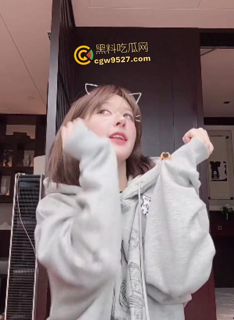 大明星【赵露思】直播扎头发,穿低胸装故意低头,走光露奶,露完后还装不小心,骚货是演不出来的!-4