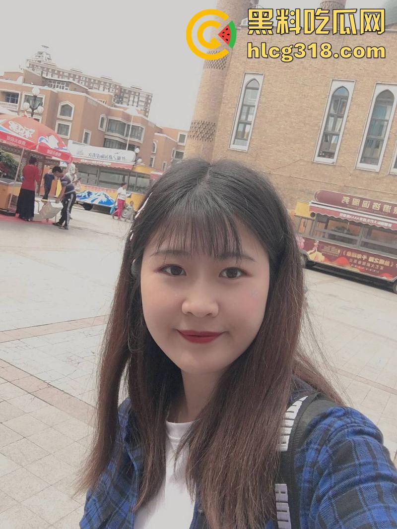 五斤巨奶会计文员【苏诗莹】，被老板调教成小母狗，经常在公园露出，据说出门从不穿内裤内衣！-3