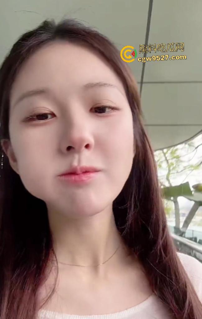 大明星【赵露思】直播扎头发,穿低胸装故意低头,走光露奶,露完后还装不小心,骚货是演不出来的!-5