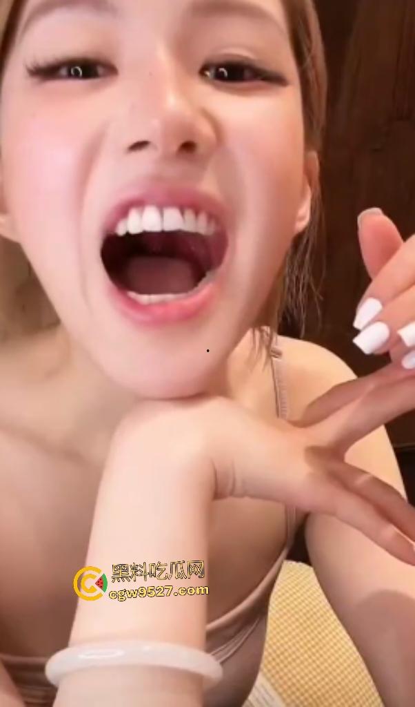 大明星【赵露思】直播扎头发,穿低胸装故意低头,走光露奶,露完后还装不小心,骚货是演不出来的!-6