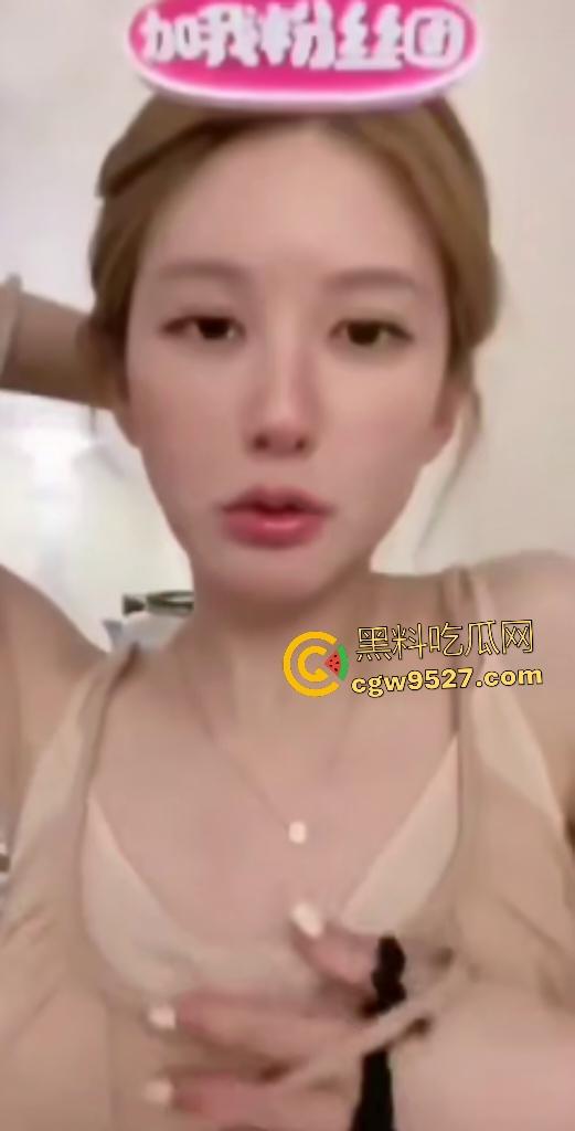 大明星【赵露思】直播扎头发,穿低胸装故意低头,走光露奶,露完后还装不小心,骚货是演不出来的!-7