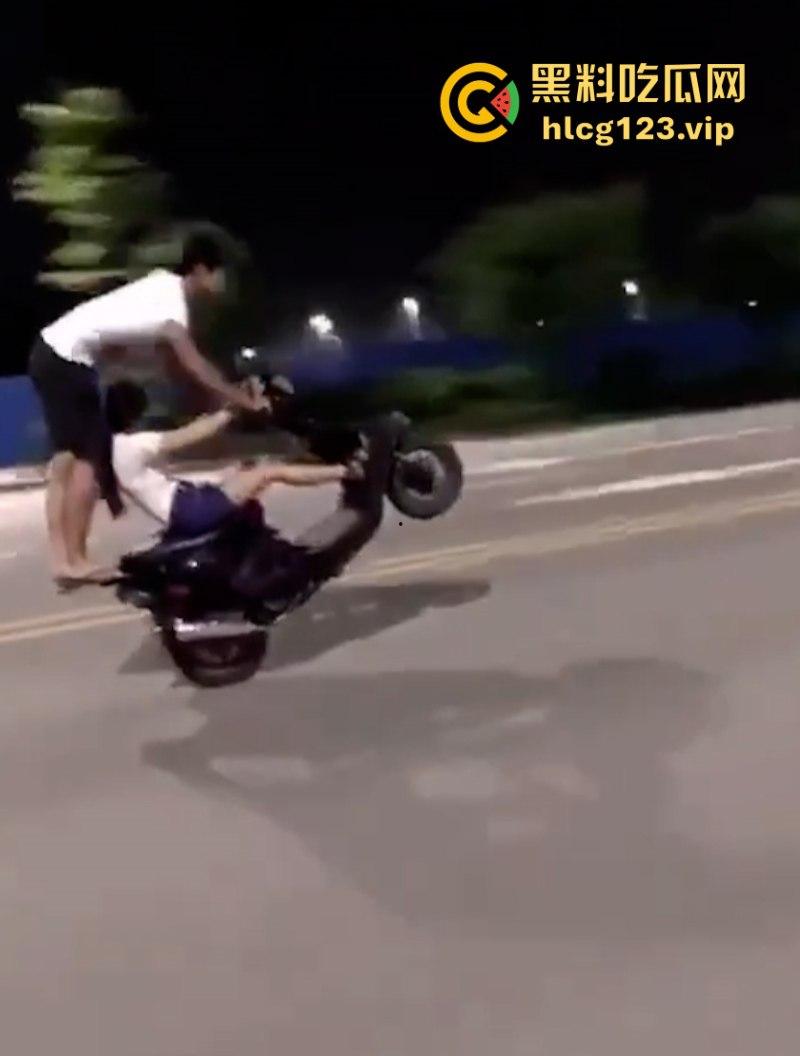 精神小伙带妹子“飙车炸街”耍帅  作死翘头致车祸 血腥现场视频流出！