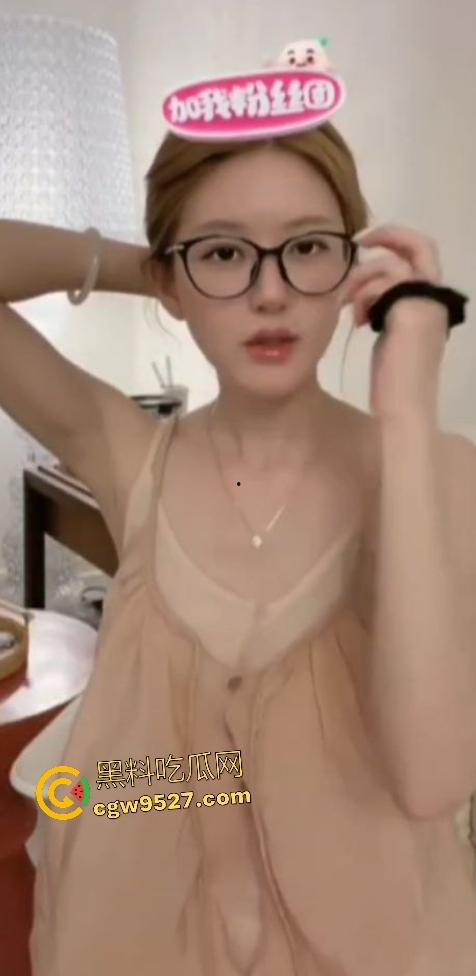 大明星【赵露思】直播扎头发,穿低胸装故意低头,走光露奶,露完后还装不小心,骚货是演不出来的!-8