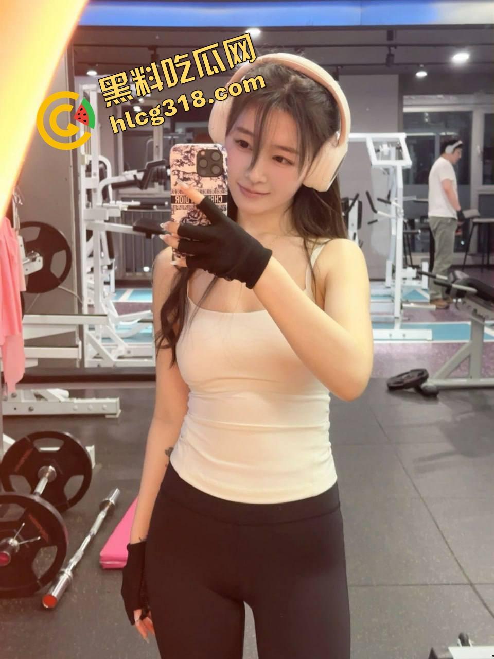 纹身肌肉男憋疯见女友,俩人见面直接从门口操到床上,厕所、阳台各种姿势各种打桩狂草!-5