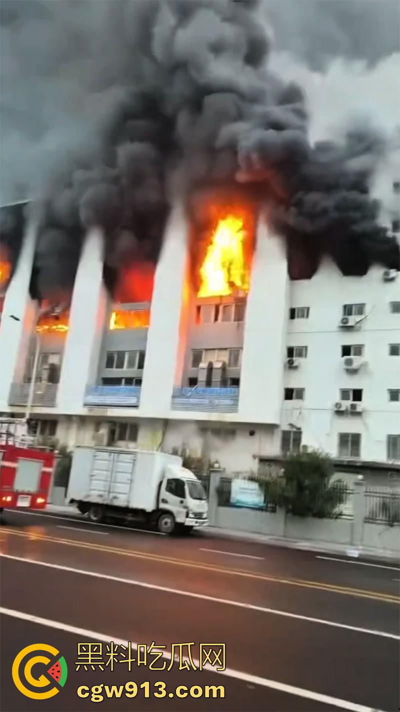 一根烟毁灭一栋楼！温州乐清盐盘工业园区，几名女工仓房抽烟，引发大火10多辆消防车都无法扑灭！
