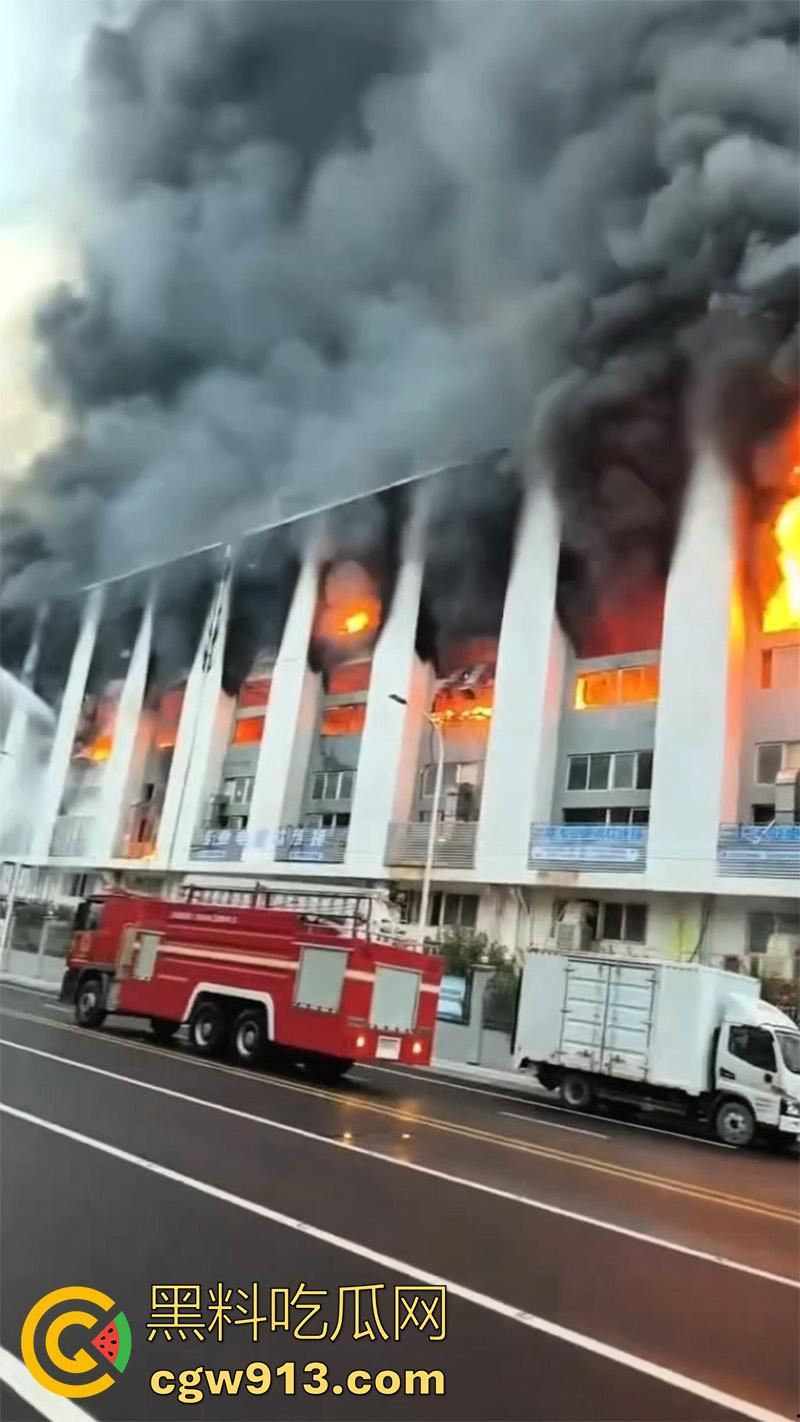 一根烟毁灭一栋楼!温州乐清盐盘工业园区,几名女工仓房抽烟,引发大火10多辆消防车都无法扑灭!-2