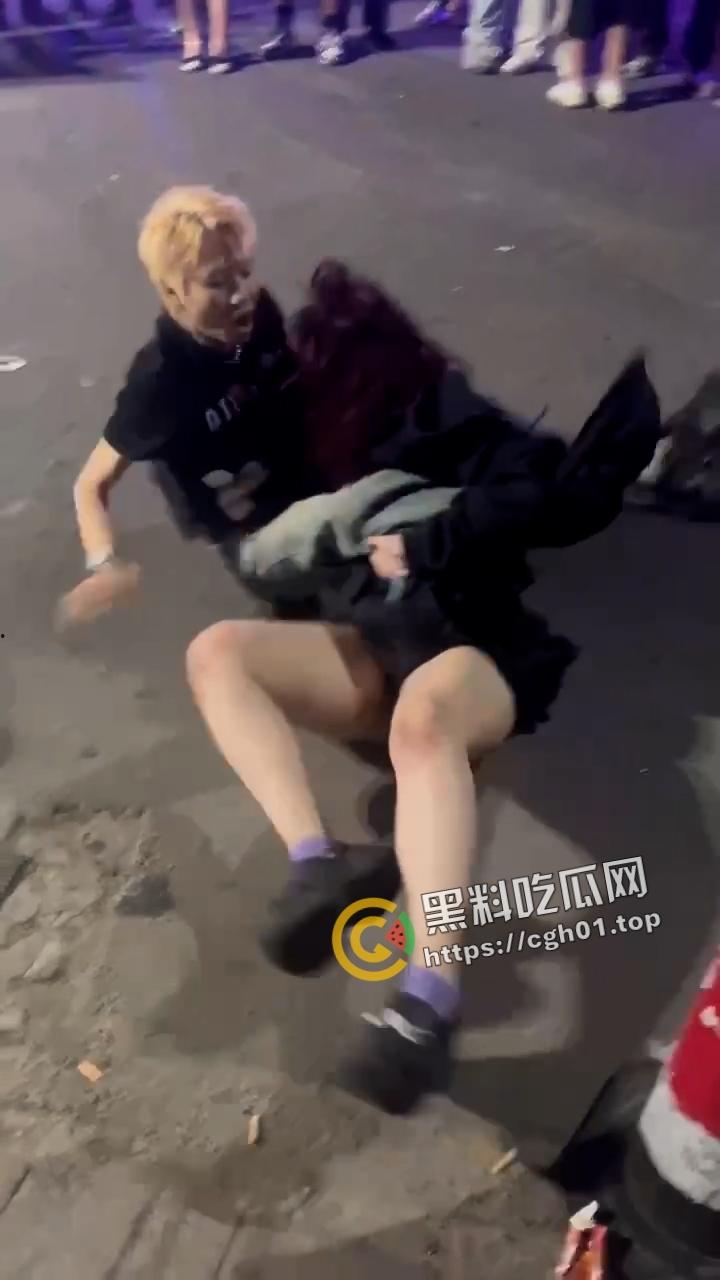 北京工体坦克大战瘦猴 飞猪女暴打细狗 打的自己内裤都飞了 围观群众都在喊加油 前排吃瓜-2