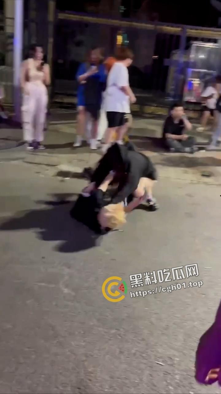 北京工体坦克大战瘦猴 飞猪女暴打细狗 打的自己内裤都飞了 围观群众都在喊加油 前排吃瓜-3