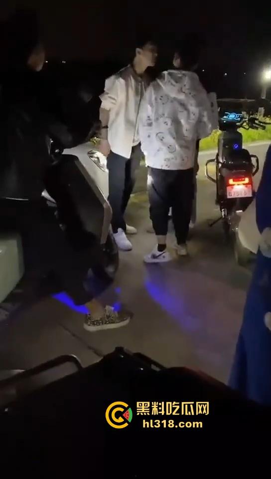 开个奔驰现在都这么牛批的吗？粤T精神小伙单挑鬼火少年，以为有大战，结果都是一群怂逼！