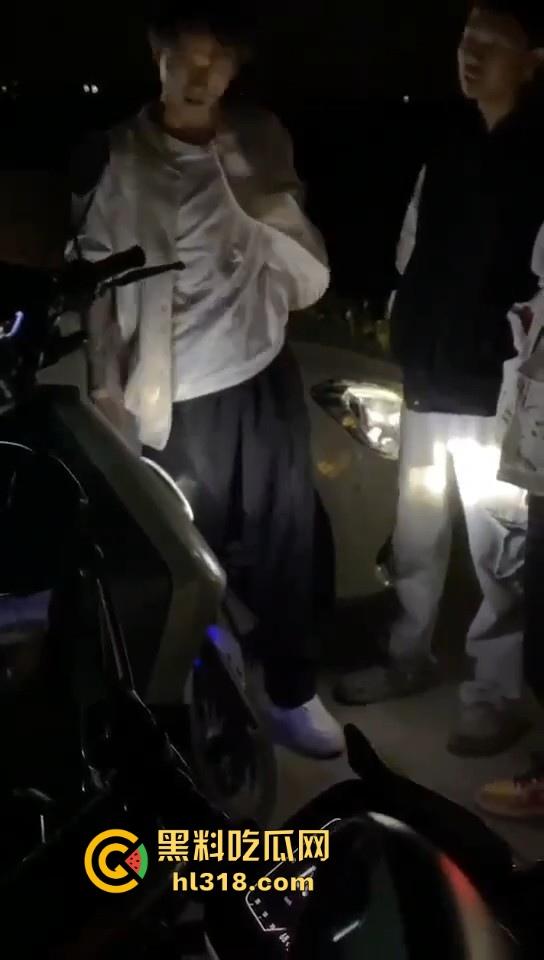 开个奔驰现在都这么牛批的吗?粤T精神小伙单挑鬼火少年,以为有大战,结果都是一群怂逼!-3