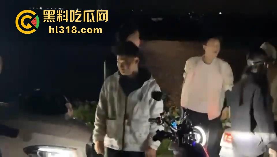 开个奔驰现在都这么牛批的吗?粤T精神小伙单挑鬼火少年,以为有大战,结果都是一群怂逼!-4