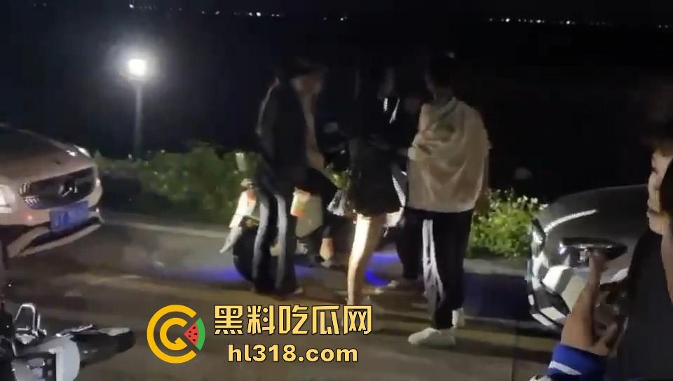 开个奔驰现在都这么牛批的吗?粤T精神小伙单挑鬼火少年,以为有大战,结果都是一群怂逼!-5