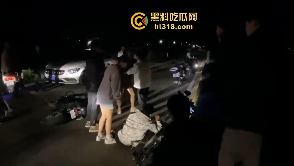 开个奔驰现在都这么牛批的吗?粤T精神小伙单挑鬼火少年,以为有大战,结果都是一群怂逼!-6