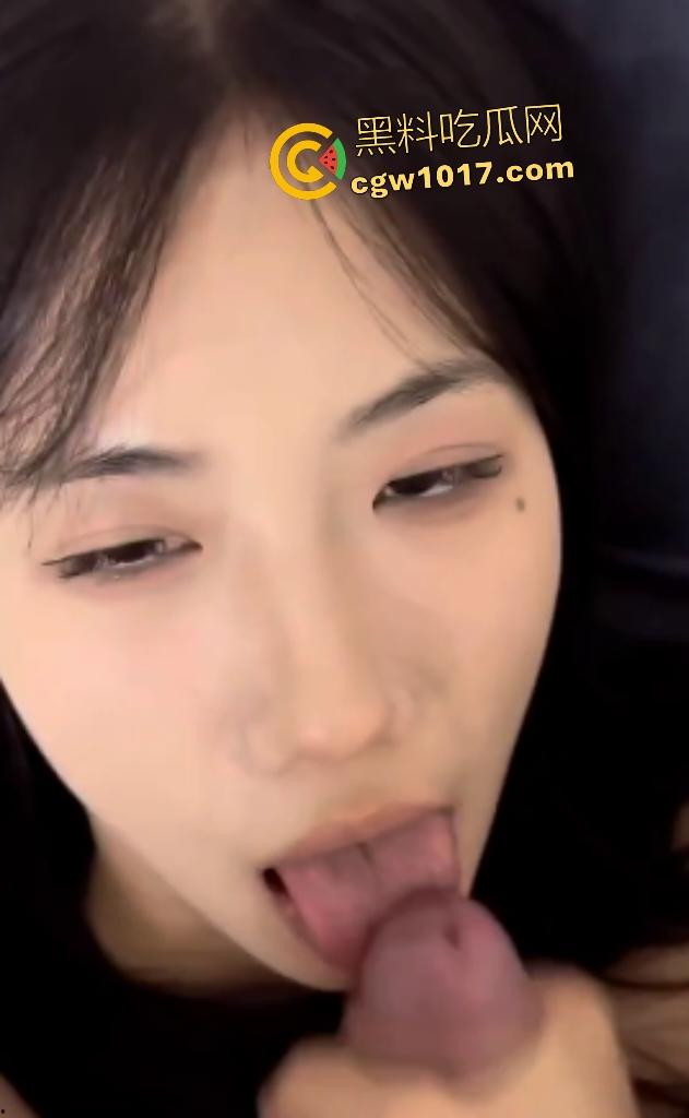 天津大学音乐学院【周田甜】，跪凉席被男友后入疼哭，逼就像昨晚吃的生蚝一样肥，破环境简陋还学人操B！