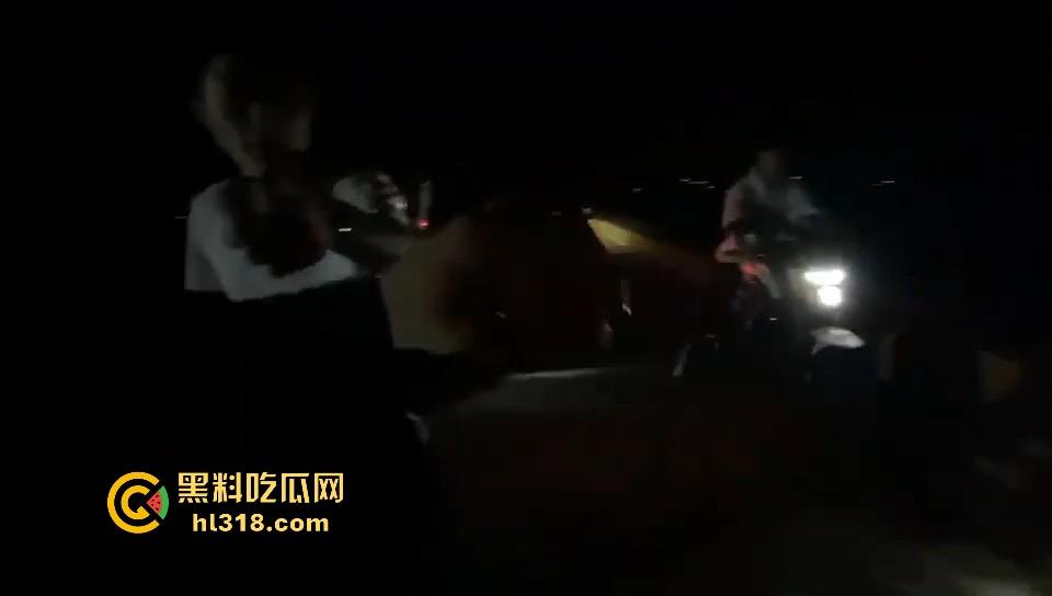 开个奔驰现在都这么牛批的吗?粤T精神小伙单挑鬼火少年,以为有大战,结果都是一群怂逼!-8