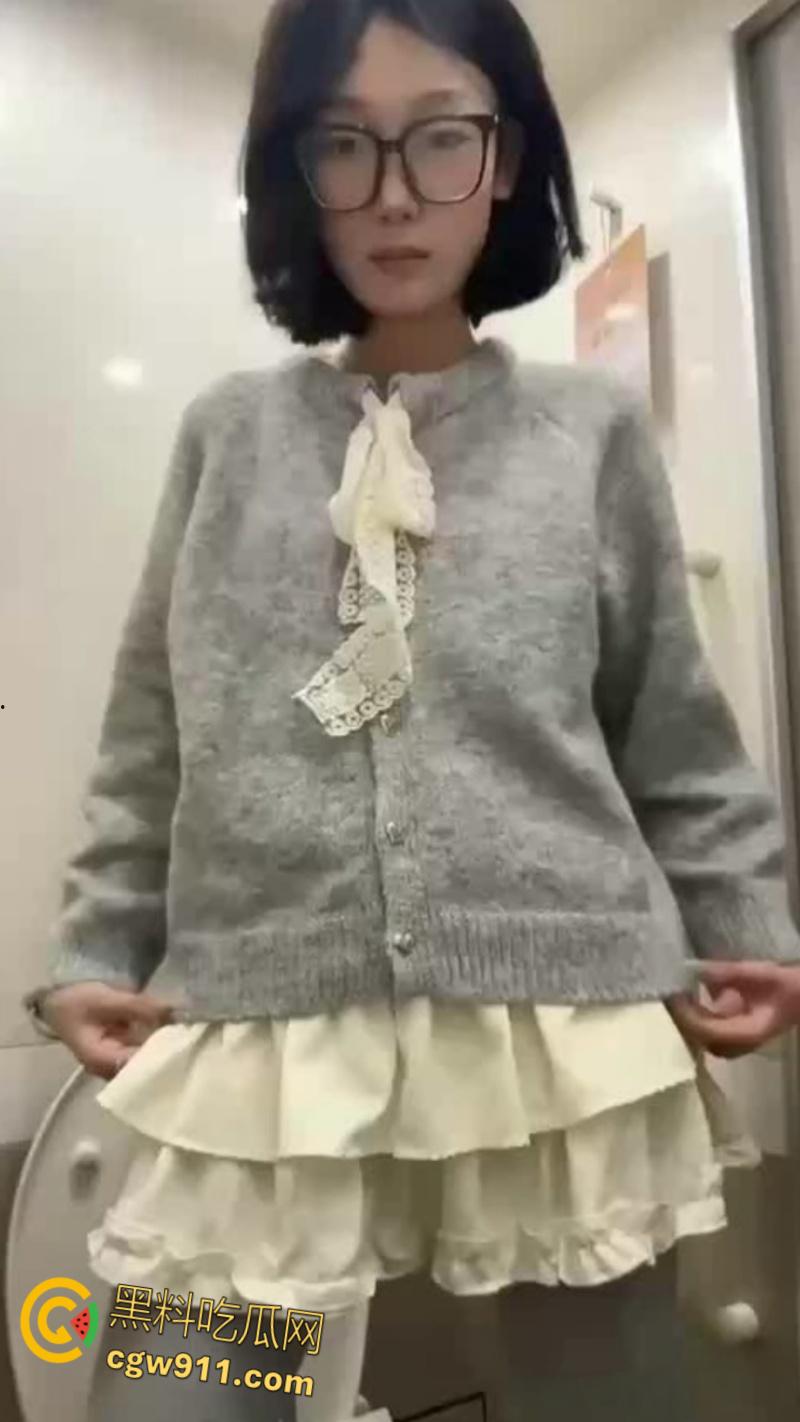 高颜值学生妹，宿舍制服骑乘假屌，高铁半脱露点自慰被敲门惊吓，温泉澡堂脱衣露出，抠逼自慰太反差了 ！