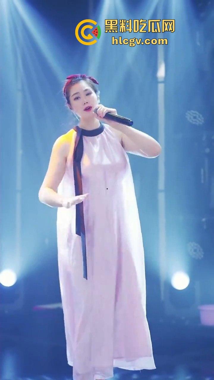 背光下的硕大果实!主播『王乙翕』真空半透纱裙直播唱歌,擦边操作吸引2万男粉丝,抖音新套路惊呆众人!-6