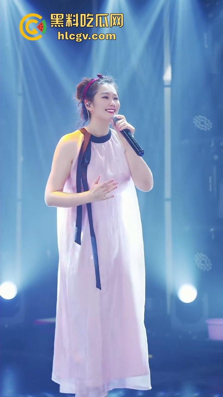 背光下的硕大果实!主播『王乙翕』真空半透纱裙直播唱歌,擦边操作吸引2万男粉丝,抖音新套路惊呆众人!-7