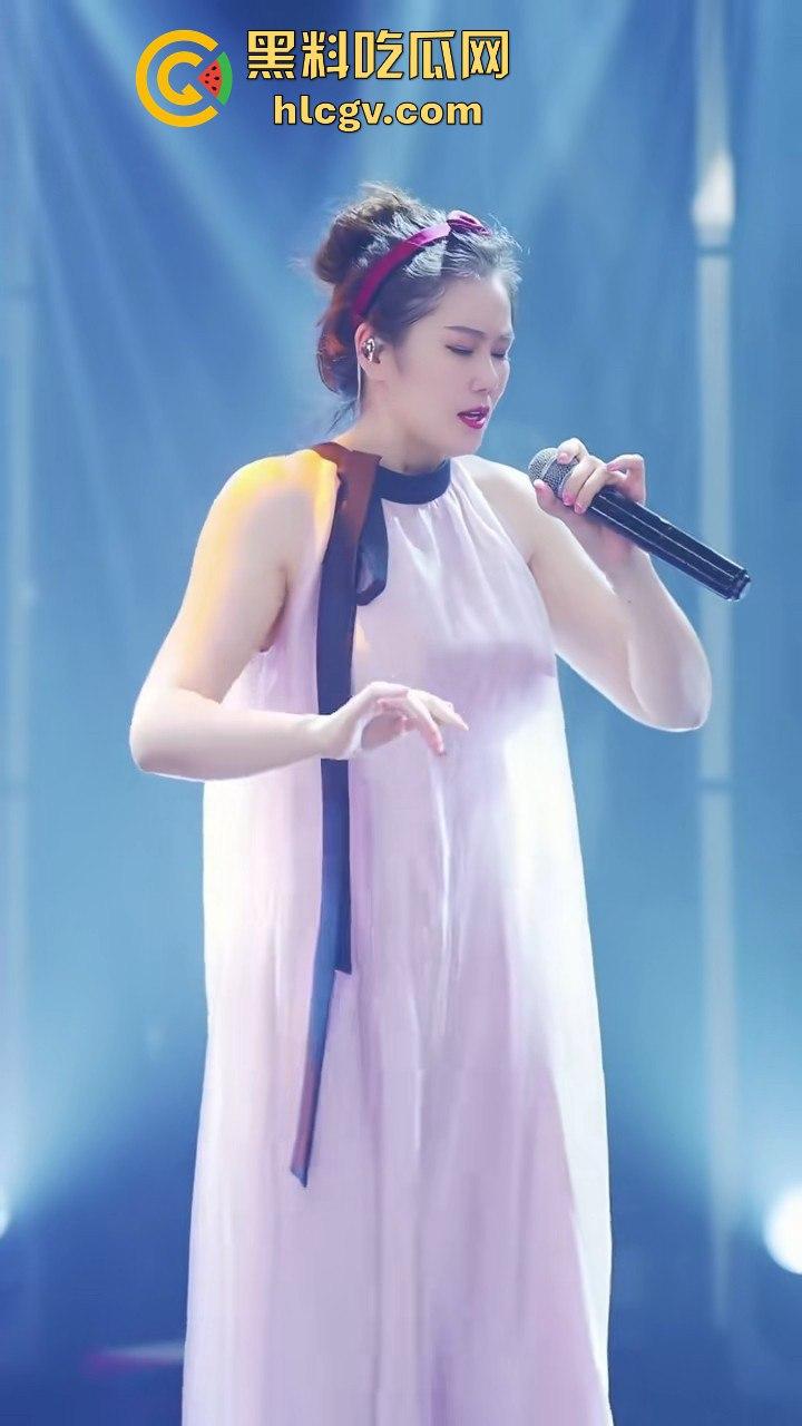 背光下的硕大果实!主播『王乙翕』真空半透纱裙直播唱歌,擦边操作吸引2万男粉丝,抖音新套路惊呆众人!-8