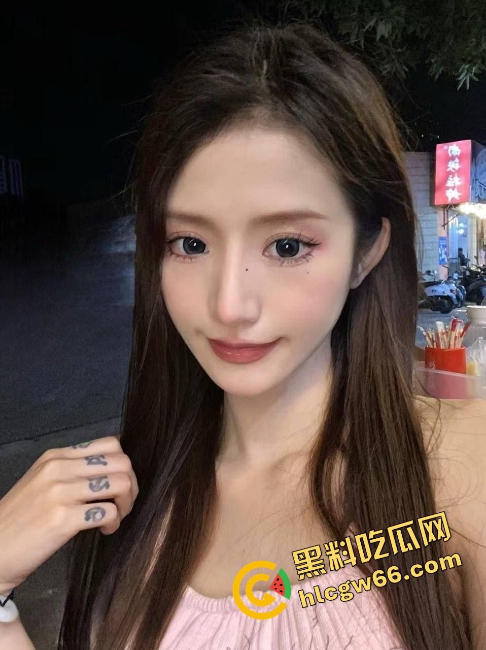 金丝眼镜娘变身肉奴，情侣私拍流出，细狗男友爆操她戴狗链浪叫，高颜值学姐戴项圈张腿求内射！