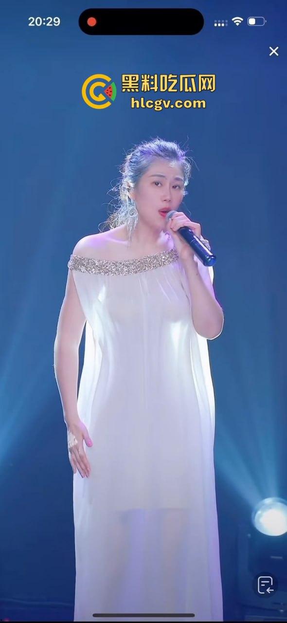 背光下的硕大果实!主播『王乙翕』真空半透纱裙直播唱歌,擦边操作吸引2万男粉丝,抖音新套路惊呆众人!-9