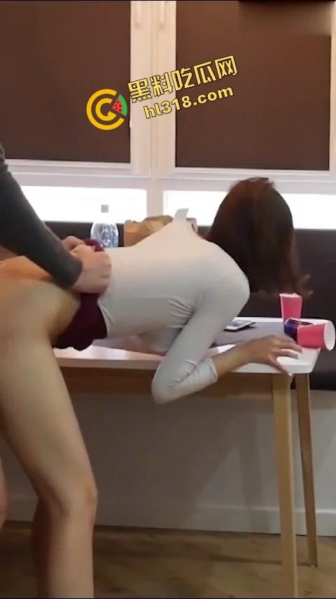 国外留学高挑美女『夏婷婷』被按桌上无套猛操,趁朋友不在家一顿狠狠冲刺,肉体撞击快把桌子干散架!-6