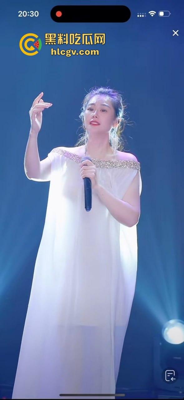 背光下的硕大果实!主播『王乙翕』真空半透纱裙直播唱歌,擦边操作吸引2万男粉丝,抖音新套路惊呆众人!-13