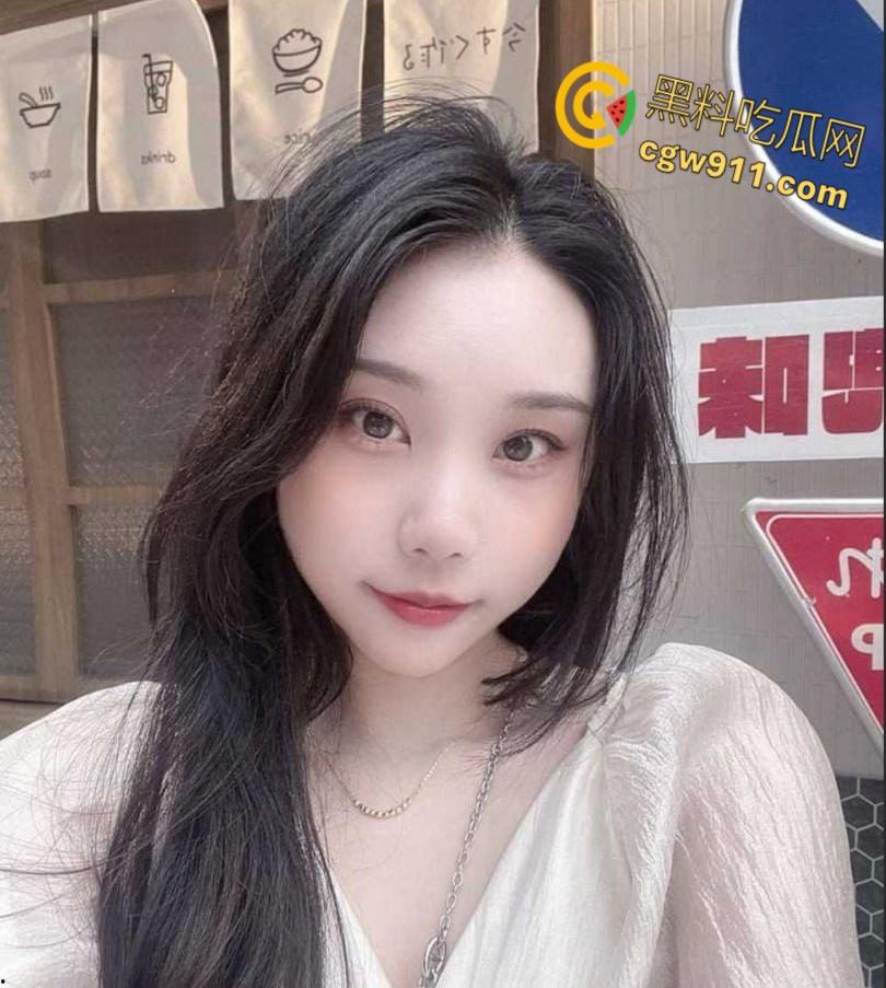 浙江舟山新婚人妻【胡娜】，少妇口活就是好，床上各种姿势深喉口交，穿着开档丝袜被暴力抽插骚穴！