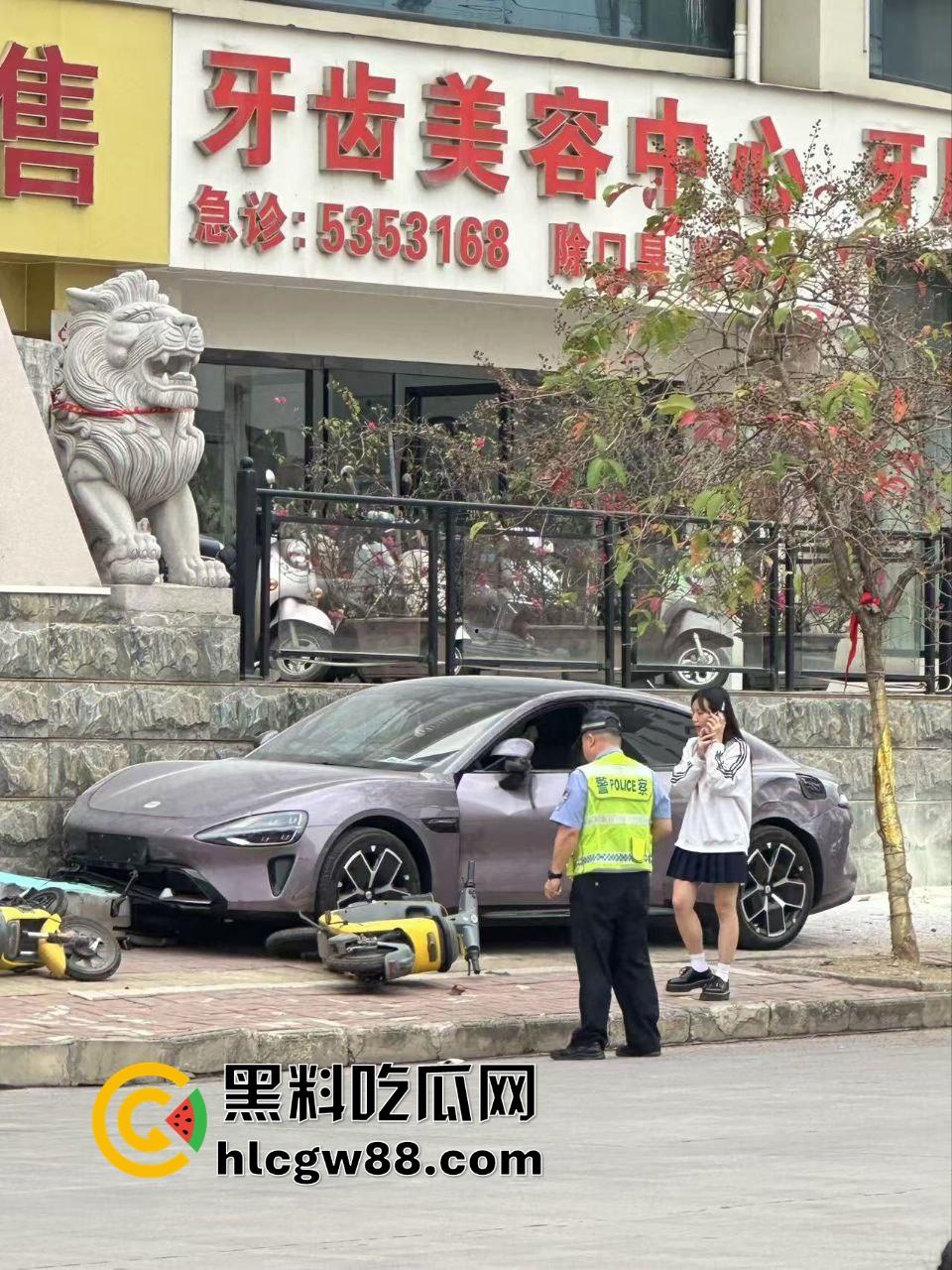广西田东县人妻妹子【花生米爱吃小猪】刚提小米SU7,口腔医院门口撞飞一排共享单车,集美开车还是秀!-3