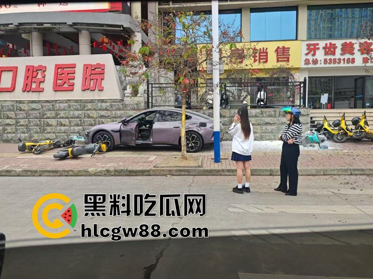 广西田东县人妻妹子【花生米爱吃小猪】刚提小米SU7,口腔医院门口撞飞一排共享单车,集美开车还是秀!-4