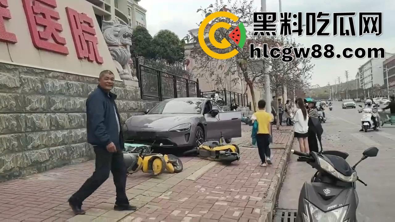 广西田东县人妻妹子【花生米爱吃小猪】刚提小米SU7,口腔医院门口撞飞一排共享单车,集美开车还是秀!-5