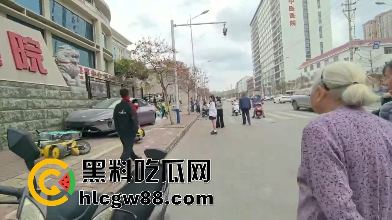 广西田东县人妻妹子【花生米爱吃小猪】刚提小米SU7,口腔医院门口撞飞一排共享单车,集美开车还是秀!-7