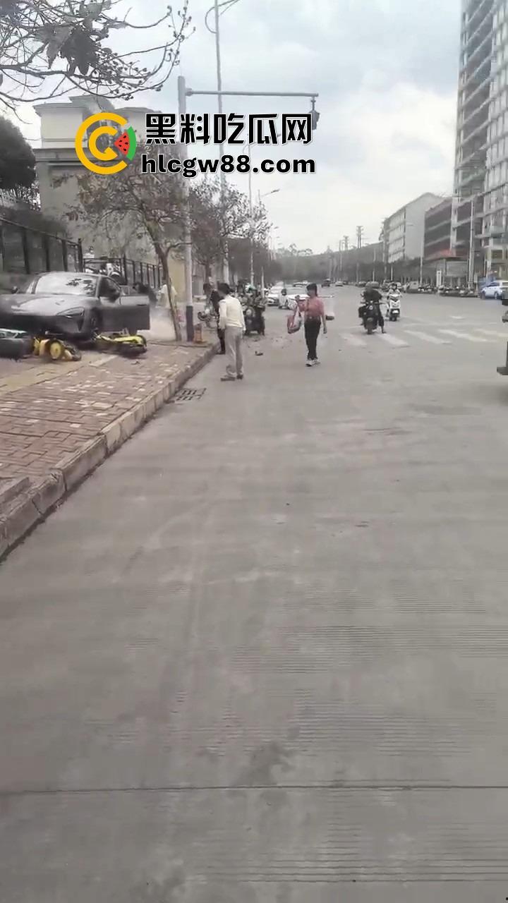 广西田东县人妻妹子【花生米爱吃小猪】刚提小米SU7,口腔医院门口撞飞一排共享单车,集美开车还是秀!-10