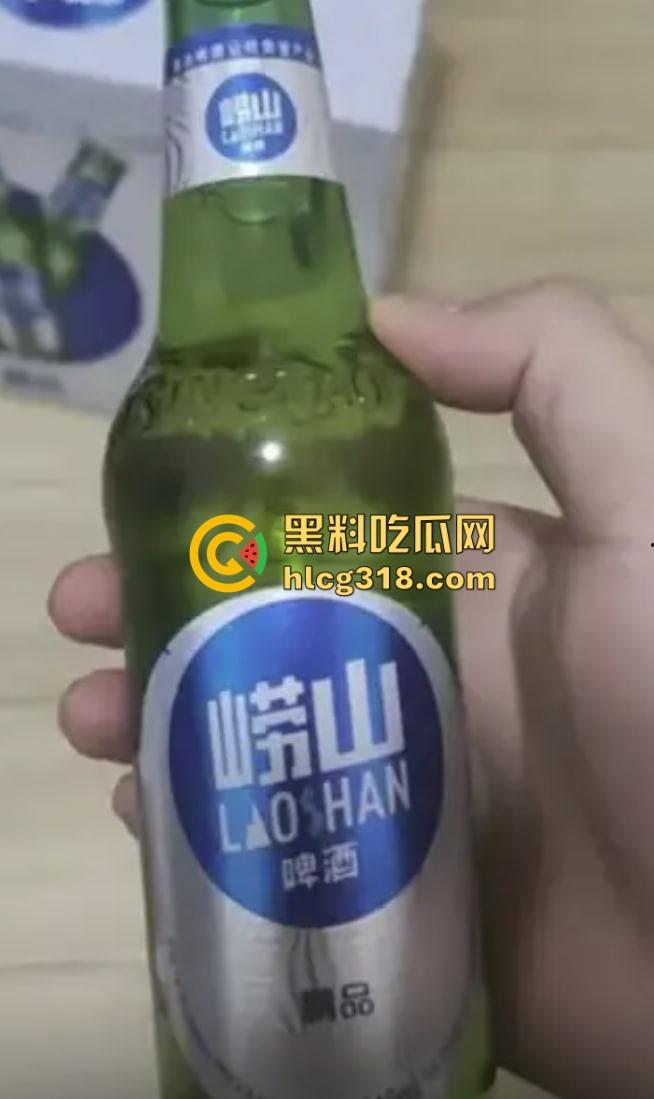 崂山女子玩真心话大冒险,啤酒瓶当场塞逼骚穴插到湿透,崂山啤酒成新玩具,崂山啤酒原来还能这样用!-3