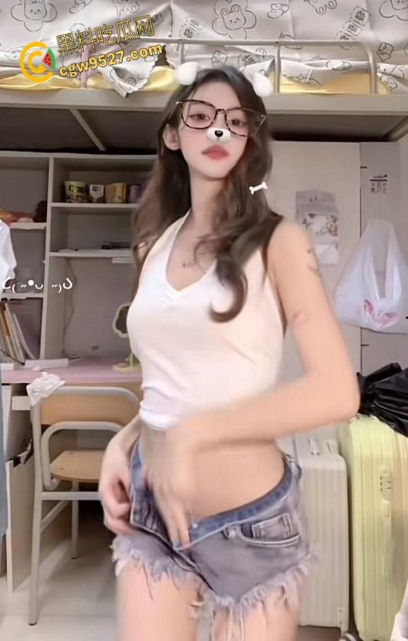 河北美术学院大二美女【许薇】，如火纯情的舔屌技术，穿着高跟鞋翘着屁股太诱人了 ，动作大胆到令人咋舌 !