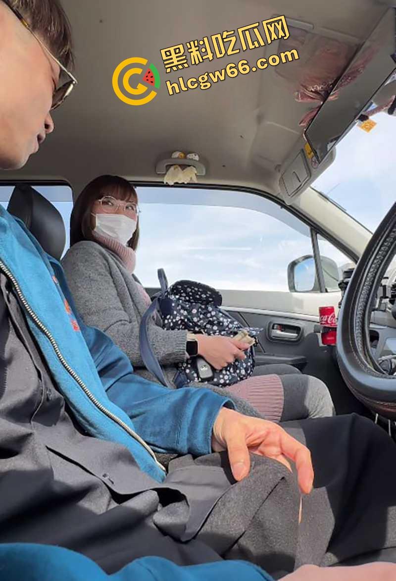 日本眼镜援交妹初次车震就榨精上瘾，乖乖女秒变扭腰母狗身上摇屁股榨精，骑大叔猛摇浪叫求射！