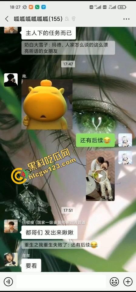 年轻骚妹小区椅子上亲热，真空出门方便男友揉奶，衣服一掀奶头当众弹出来，楼上邻居阳台吃瓜偷拍！