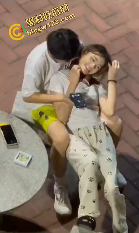 年轻骚妹小区椅子上亲热,真空出门方便男友揉奶,衣服一掀奶头当众弹出来,楼上邻居阳台吃瓜偷拍!-7