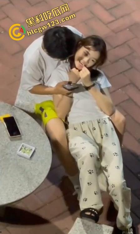 年轻骚妹小区椅子上亲热,真空出门方便男友揉奶,衣服一掀奶头当众弹出来,楼上邻居阳台吃瓜偷拍!-8