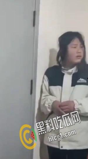 “说话呀 你他妈要死啦？”一帮精神小太妹合伙把老实人骗到楼道角落里围殴暴打 拳脚相加 下手狠毒