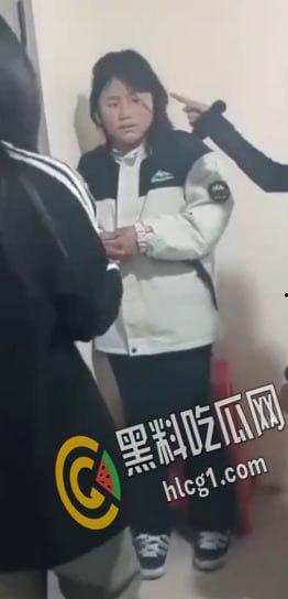 “说话呀 你他妈要死啦?”一帮精神小太妹合伙把老实人骗到楼道角落里围殴暴打 拳脚相加 下手狠毒-6