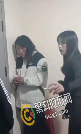 “说话呀 你他妈要死啦?”一帮精神小太妹合伙把老实人骗到楼道角落里围殴暴打 拳脚相加 下手狠毒-8