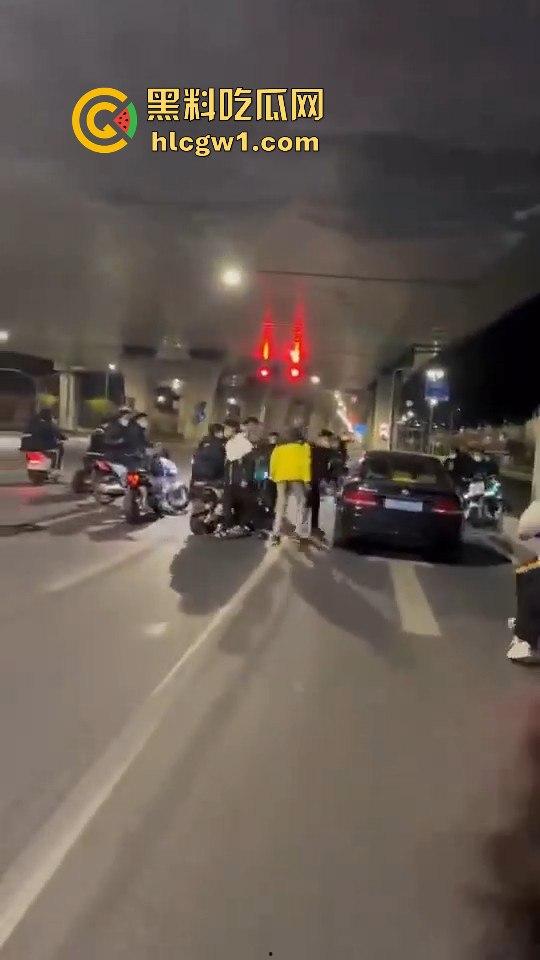 精神小伙炸街惹事！嫌话不好听，踢车砸车还录视频尾随炫耀，真特么无法无天！