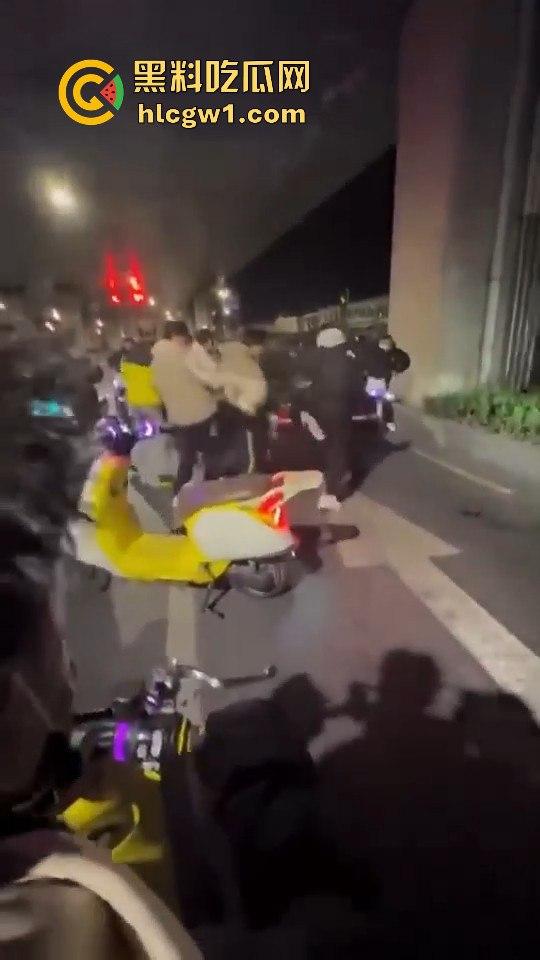 精神小伙炸街惹事!嫌话不好听,踢车砸车还录视频尾随炫耀,真特么无法无天!-4