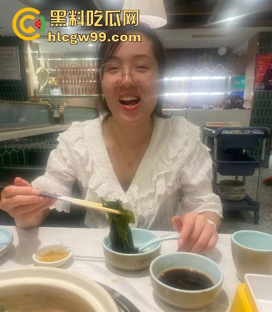 为人师表是假全裸是常态，骚老师女友勾引到停不下来，一天两炮伺候不够，学生们的打飞机素材都实现了！-2