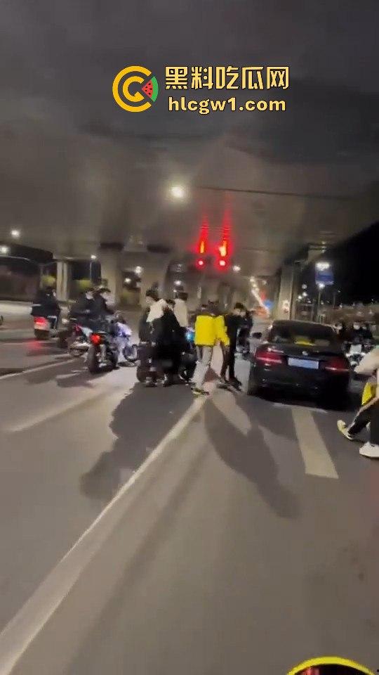 精神小伙炸街惹事!嫌话不好听,踢车砸车还录视频尾随炫耀,真特么无法无天!-5