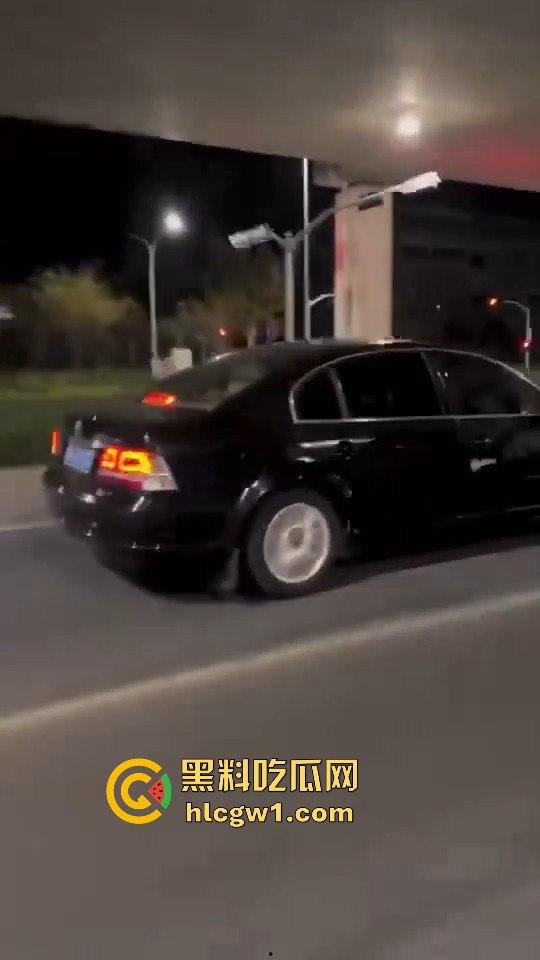 精神小伙炸街惹事!嫌话不好听,踢车砸车还录视频尾随炫耀,真特么无法无天!-6